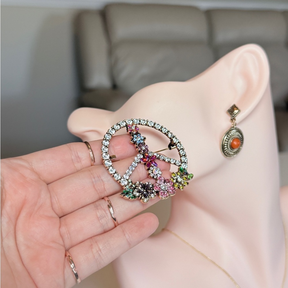 🌷 Colorful Peace Sign Brooch - Picture 6 of 8